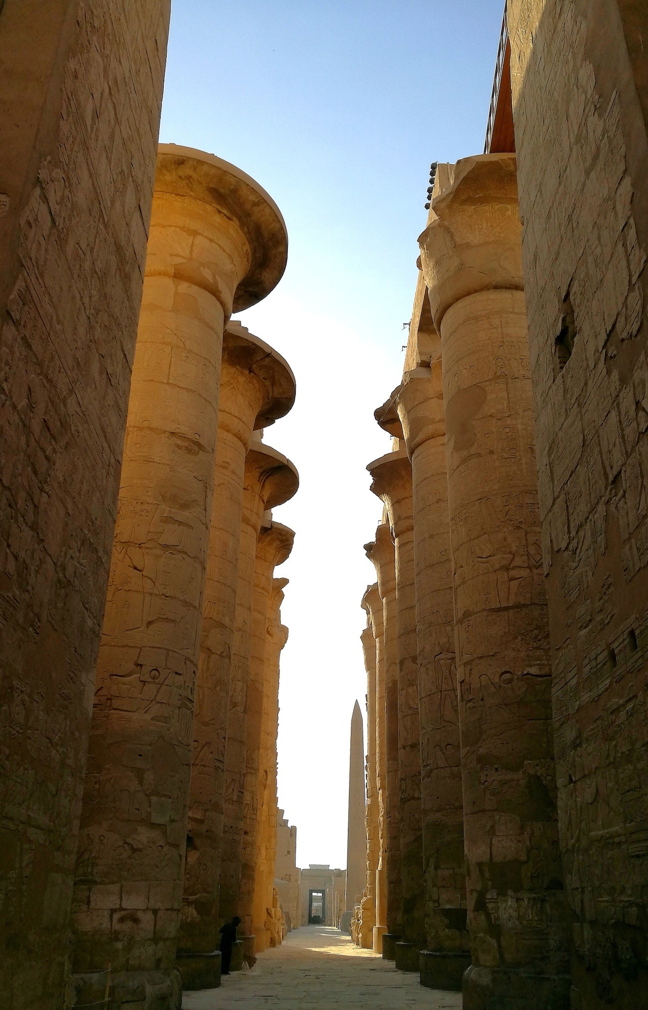 Karnak Temple的大石柱。屋顶塌了，石柱依然屹立不倒。